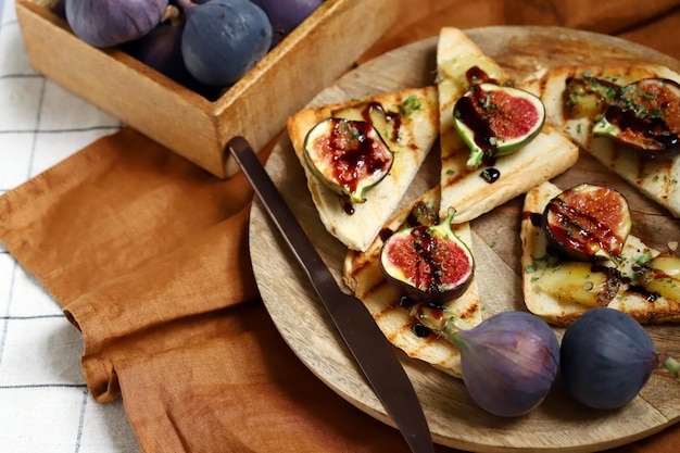 Vijgentoast met kaas olijfolie kruiden en balsamico azijn Bruschetta met vijgen