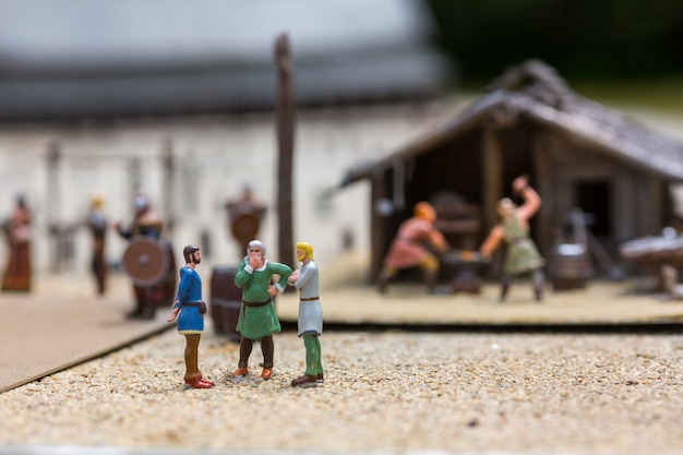 Viking nederzetting miniatuur buiten, mensen fugurijnen, Europa. Oud Europees dorp, middeleeuws Scandinavië, traditionele Scandinavische architectuur, diorama