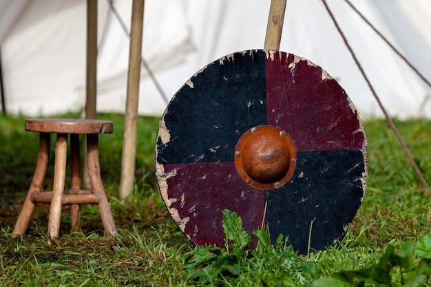 Vikingschild leunend tegen een tentpin