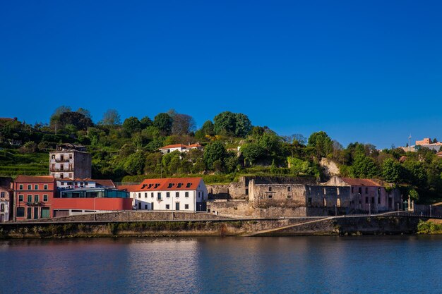 Photo vila nova de gaia on the banks of douro river seen from porto city