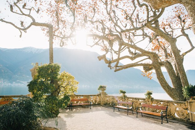 Villa del Balbianello groene tuin met kapel. Wolken op de achtergrond.