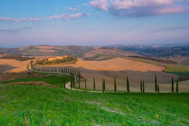 Villa in Toscane met cipressenweg idyllische seizoensgebonden natuur landschap vintage achtergrond