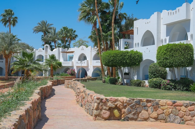 Villa's Bungalows en appartementen aan een luxe hotelresortpad langs de witte villa's in het resort