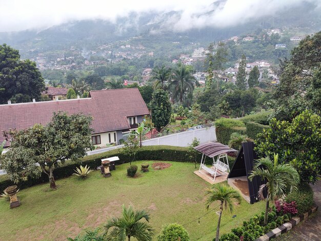 Foto villa sfeer met mist en uitzicht op de bergen