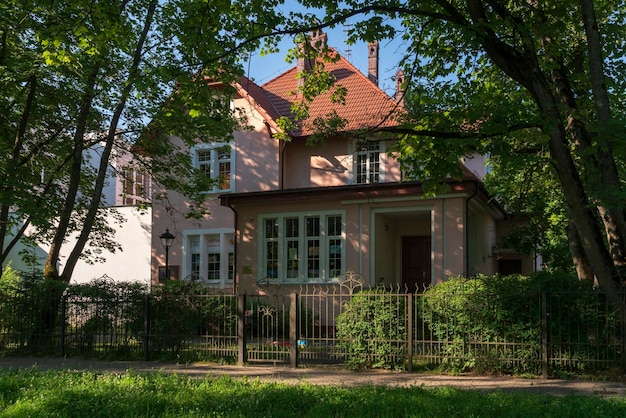 Villa Shtinski in de wijk Amalienau op een zonnige zomerdag Kaliningrad Rusland