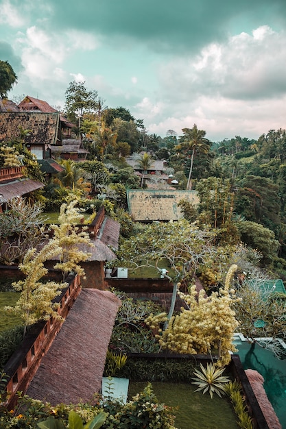 Foto villa con piscina nella foresta della giungla del villaggio a ubud bali resort tropicale per le vacanze in indonesia