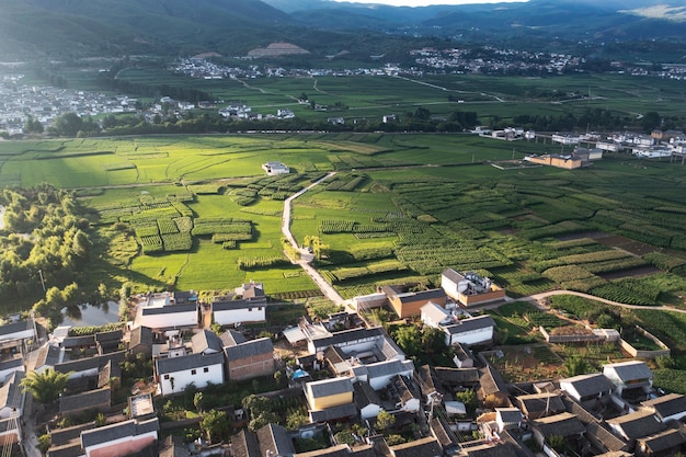 Shaxi Yunnan China의 마을과 들판