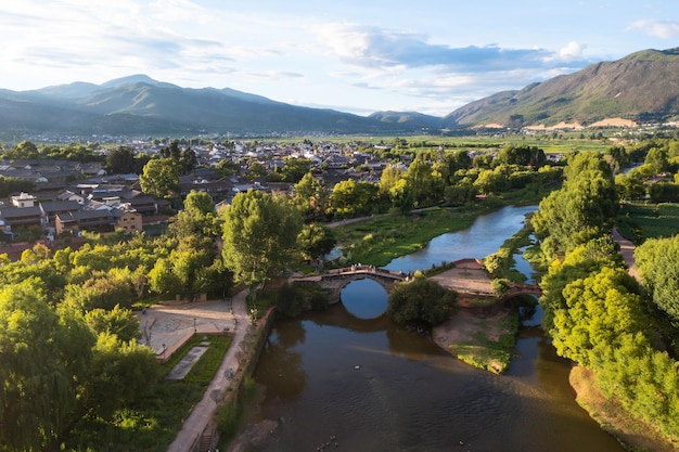 Деревня и поля в Shaxi Yunnan Китае