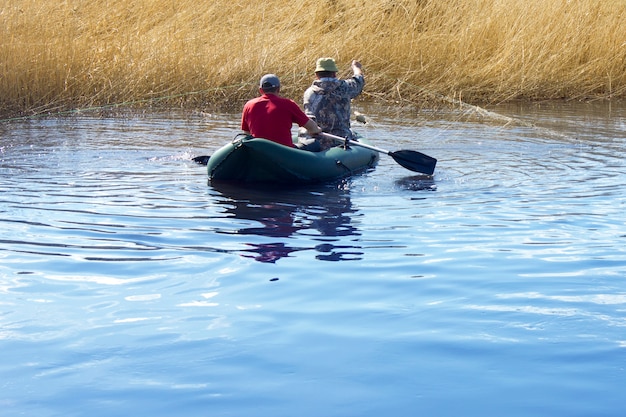 Village fishermen on the river put the network.