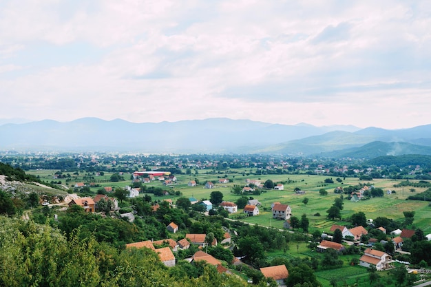 niksic 몬테네그로 부근의 산기슭에 있는 마을