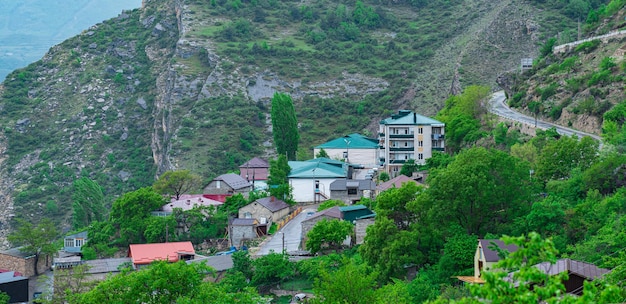 ダゲスタン共和国の峠Gunib村の高速道路の隣の村