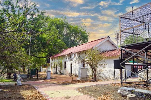 晴れた夏の日に山の村カラクンド マディヤ プラデーシュ州の鉄道駅にある村の家
