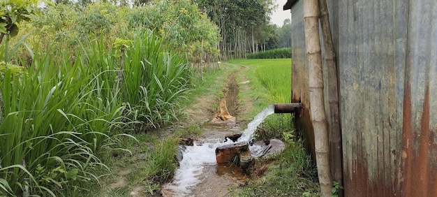 Photo a village is being drained by a water pipe.