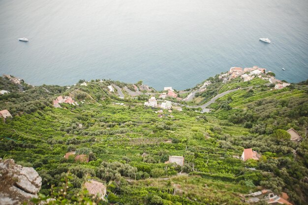 Photo a village is surrounded by green vegetation and a small village