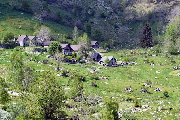 Foto un villaggio tra le montagne della bulgaria
