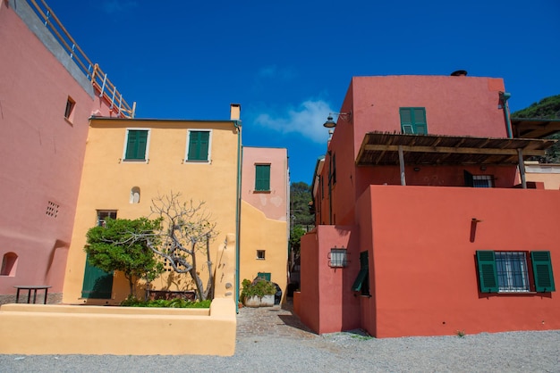 Foto il villaggio di verigotti con le sue caratteristiche case colorate