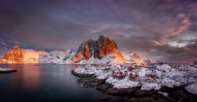 북극, 노르웨이, 스칸디나비아의 Lofoten 섬에 눈과 산 마을