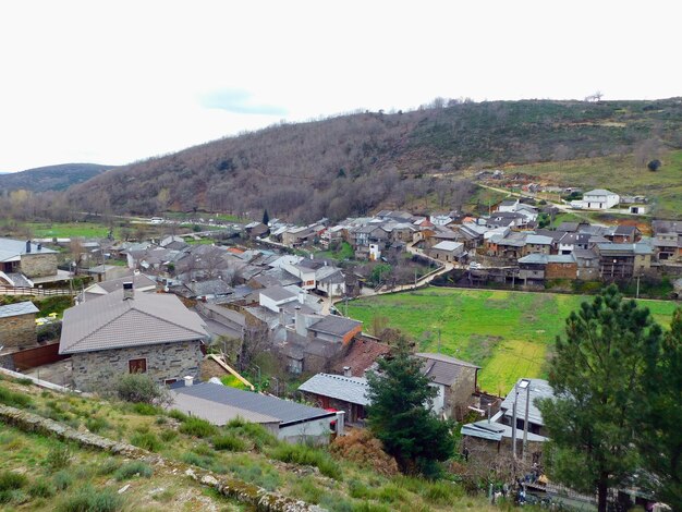 Photo a village with a village in the background and a small village in the background