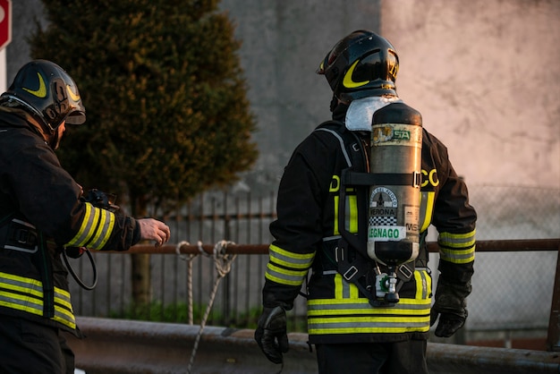 Villanova del ghebbo, italia 23 marzo 2021: vigile del fuoco con bombola di ossigeno