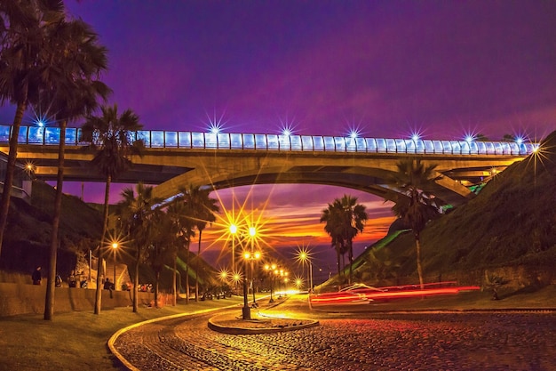 Vista notturna del ponte villena a miraflores lima, in perù