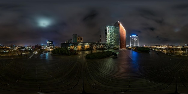 ВИЛЬНЮС, ЛИТВА, НОЯБРЬ 2019 г., полная бесшовная сферическая ночная панорама hdri, угол обзора 360 градусов, современные небоскребы и офисные здания в равнопрямоугольной проекции для контента VR AR