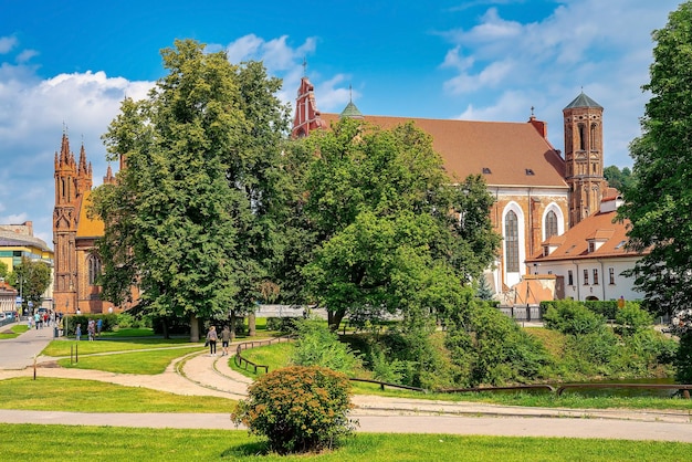 Вильнюс, Литва. Архитектура Ужуписа, расположенного в Старом городе Вильнюса. Район Вилняус Сенаместис.