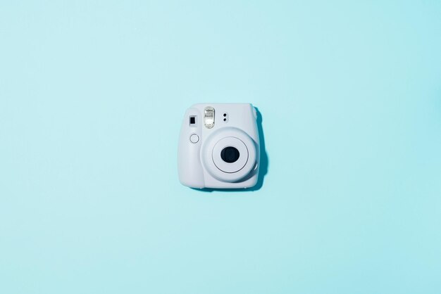 Вильнюс Литва 16 сентября 2019 года FUJIFILM INSTAX Mini Instant Film Camera на синем фоне