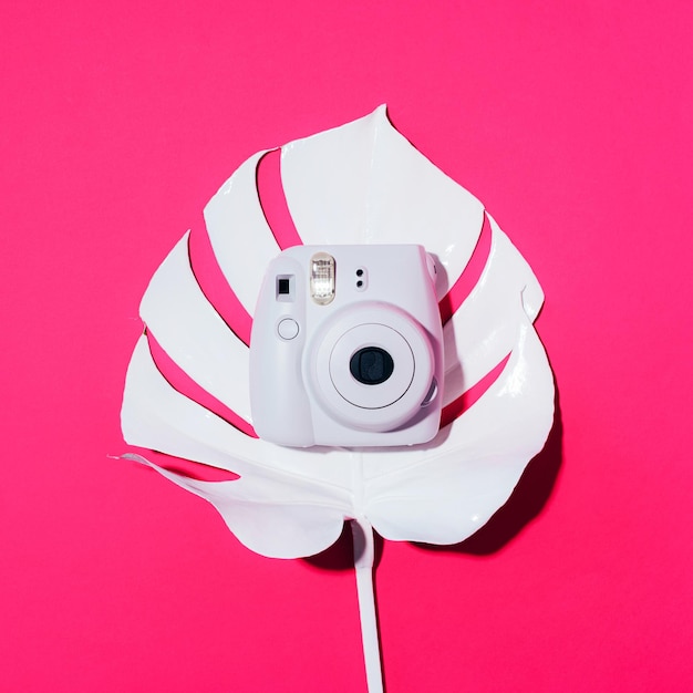 Фото Вильнюс литва 16 сентября 2019 года fujifilm instax mini instant film camera на розовом фоне