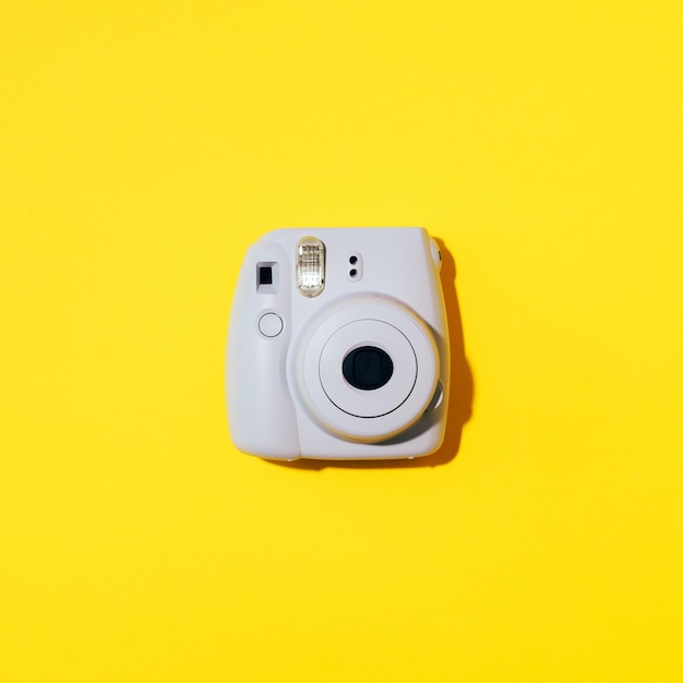 Вильнюс Литва 16 сентября 2019 года FUJIFILM INSTAX Mini Instant Film Camera на желтом фоне