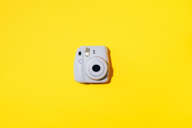 Вильнюс Литва 16 сентября 2019 года FUJIFILM INSTAX Mini Instant Film Camera на желтом фоне