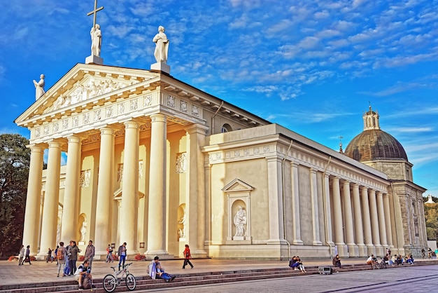 Vilnius, Litouwen - 3 september 2015: Kathedraal op het Kathedraalplein in de oude stad in Vilnius, Litouwen. Mensen op de achtergrond