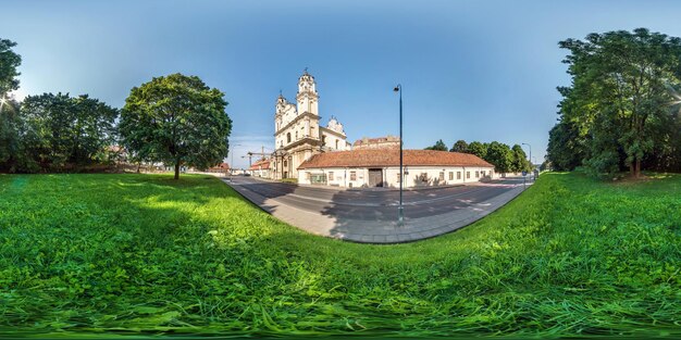 Vilnius litouwen september 2018 volledig naadloos bolvormig panorama 360 bij 180 hoekweergave in de buurt van de katholieke kerk van de hemelvaart in equirectangular projectie klaar ar vr virtual reality-inhoud
