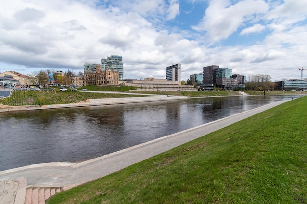 Vilnius, Litouwen Uitzicht vanaf de groene brug over de rivier de Neris en het Raduszkiewicz-paleis