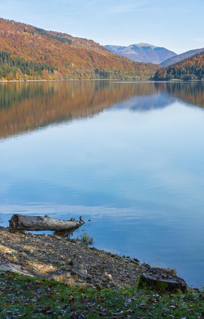 Serbatoio d'acqua di vilshany sul fiume tereblya transcarpazia ucraina pittoresco lago con riflessione di nuvole bella giornata autunnale nei carpazi