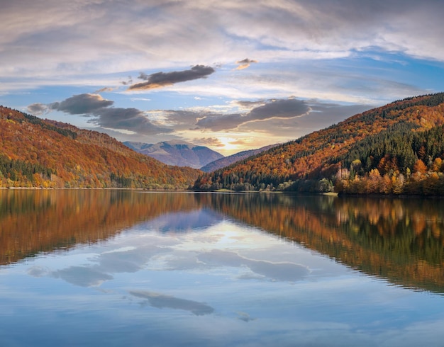 Vilshany waterreservoir aan de Tereblya rivier Transcarpathia Oekraïne Pittoresk meer met wolken reflectie Mooie herfstdag in de Karpaten