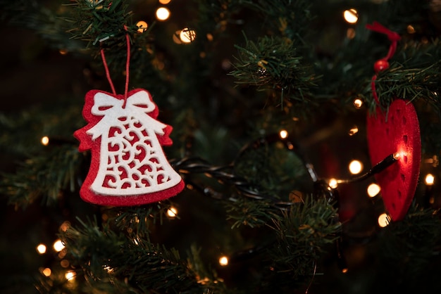 Vilten ornamenten die de kerstboom versieren met lichtjes
