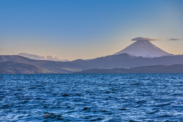 Vilyuchinsky en mutnovsky vulkaan uitzicht vanaf avacha baai kamchatka schiereiland