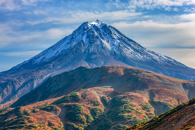 Foto vilyuchinsky-vulkaan in de herfstkamchatka-schiereiland close-up