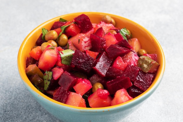 Vinaigrette met rode biet en gekookte groenten traditionele Russische zelfgemaakte salade Serveerschalen met een koude snack op de tafel kopieerruimte