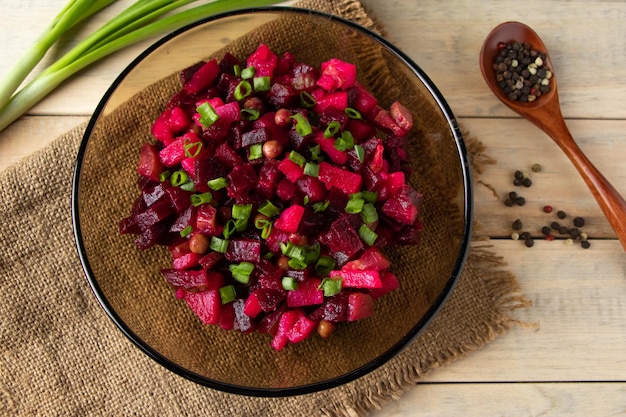 Vinaigrette op een houten achtergrond Russische groentesalade met rode bieten in een kom