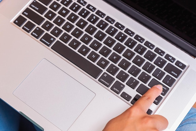 Vinger die op de knop drukt om het toetsenbord in te voeren