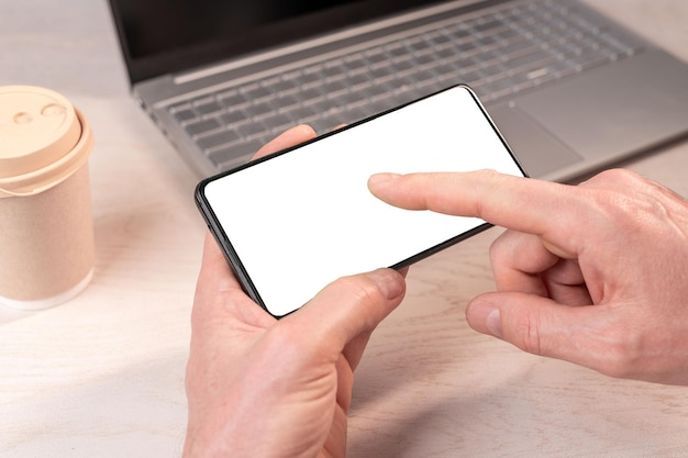 Vinger drukken op play touch screen op mobiele telefoon mockup smartphone display mockup voor het bekijken van video