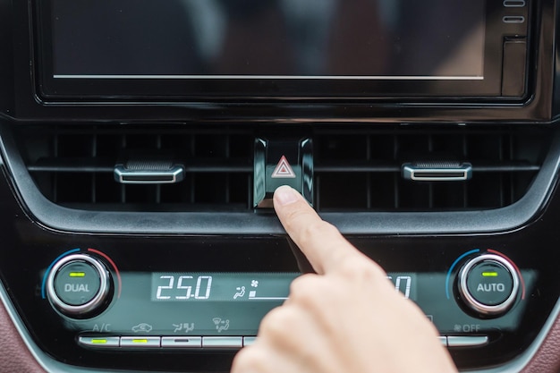 Vinger drukt op de noodstopknop in de auto Veiligheids- en transportconcept