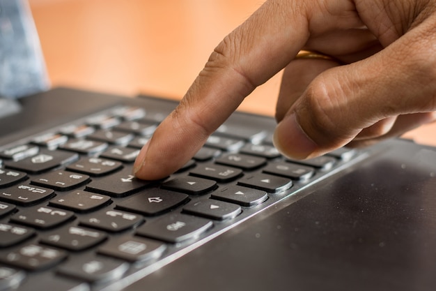 Foto vinger op toetsenbord computer te drukken