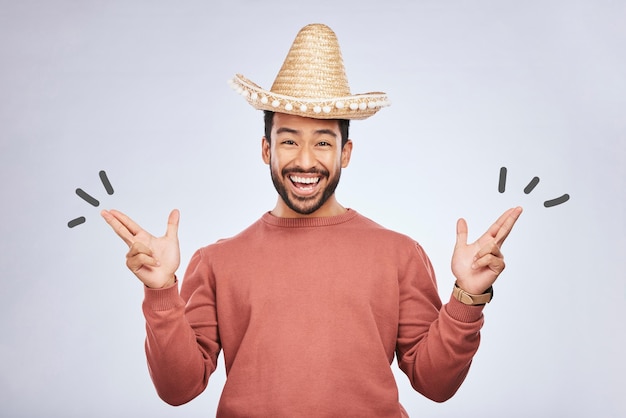 Vinger pistool hoed en portret van man in studio met hand gebaar voor komische humor en grappige grap Gelukkige Mexicaanse feest accessoires en opgewonden mannelijke persoon op grijze achtergrond met sombrero voor komedie