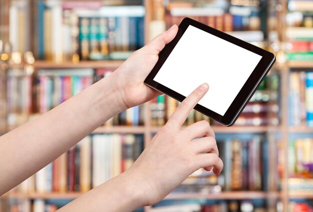 Vinger raakt tablet pc in bibliotheek aan