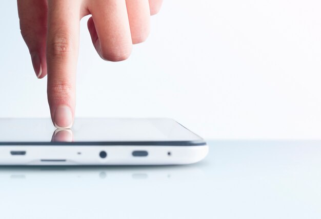 Vingerpersen op het touchscreen van de close-up van de tablet