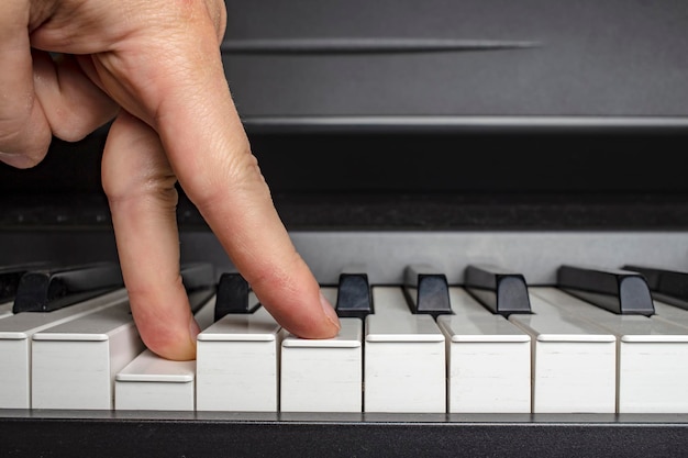 Vingers klikken op de pianotoetsen alsof de benen lopen