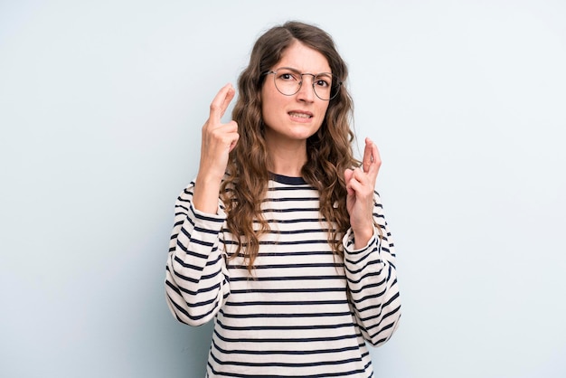 Vingers kruisen angstig en hopen op geluk met een bezorgde blik.