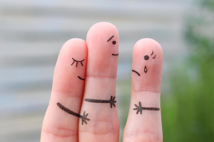 Vingers kunst van een gelukkig stel een man houdt van een andere vrouw het concept van onbeantwoorde liefde